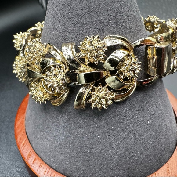 Vintage Signed Coro Pegasus Mid Century Gold Tone Ornate Textured Bracelet 7in - Picture 10 of 14